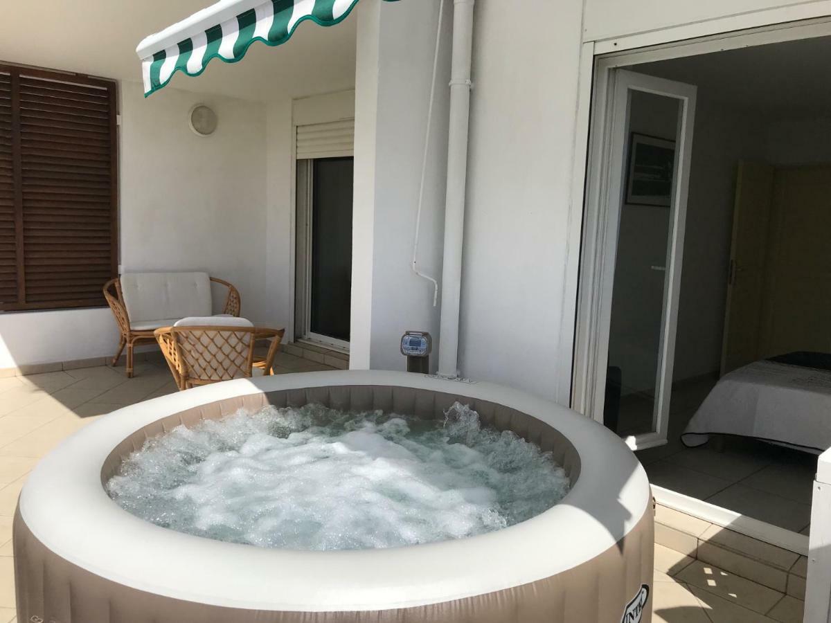 Meuble Homard Avec Jacuzzi Et Vue Mer Saint-Gilles-les Bains Exterior foto